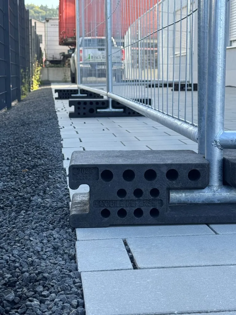 Mobile Defence - mobiler Sicherheitszaun - geschützte Technologie - gesicherter Standfuss