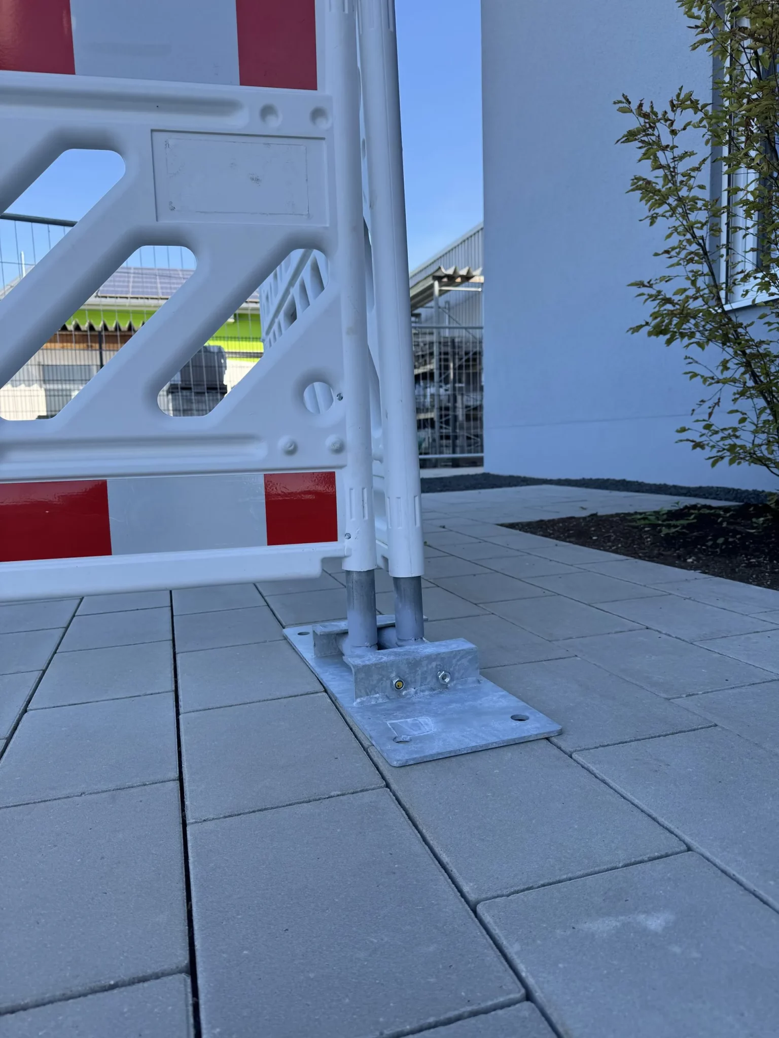 Mobile Defence - mobiler Sicherheitszaun - geschützte Technologie - 2 Bauzaunelemente in der Reihe gesichert - sicherer und extra flacher fuss z.B. für Veranstaltung