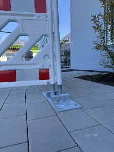 Mobile Defence - mobiler Sicherheitszaun - geschützte Technologie - 2 Bauzaunelemente in der Reihe gesichert - sicherer und extra flacher fuss z.B. für Veranstaltung