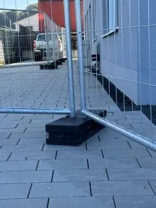 Mobile Defence - zwei Zaunelemente mit unserem extra gesicherten Standfuß